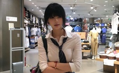 扒开粉嫩小泬舌头伸进去